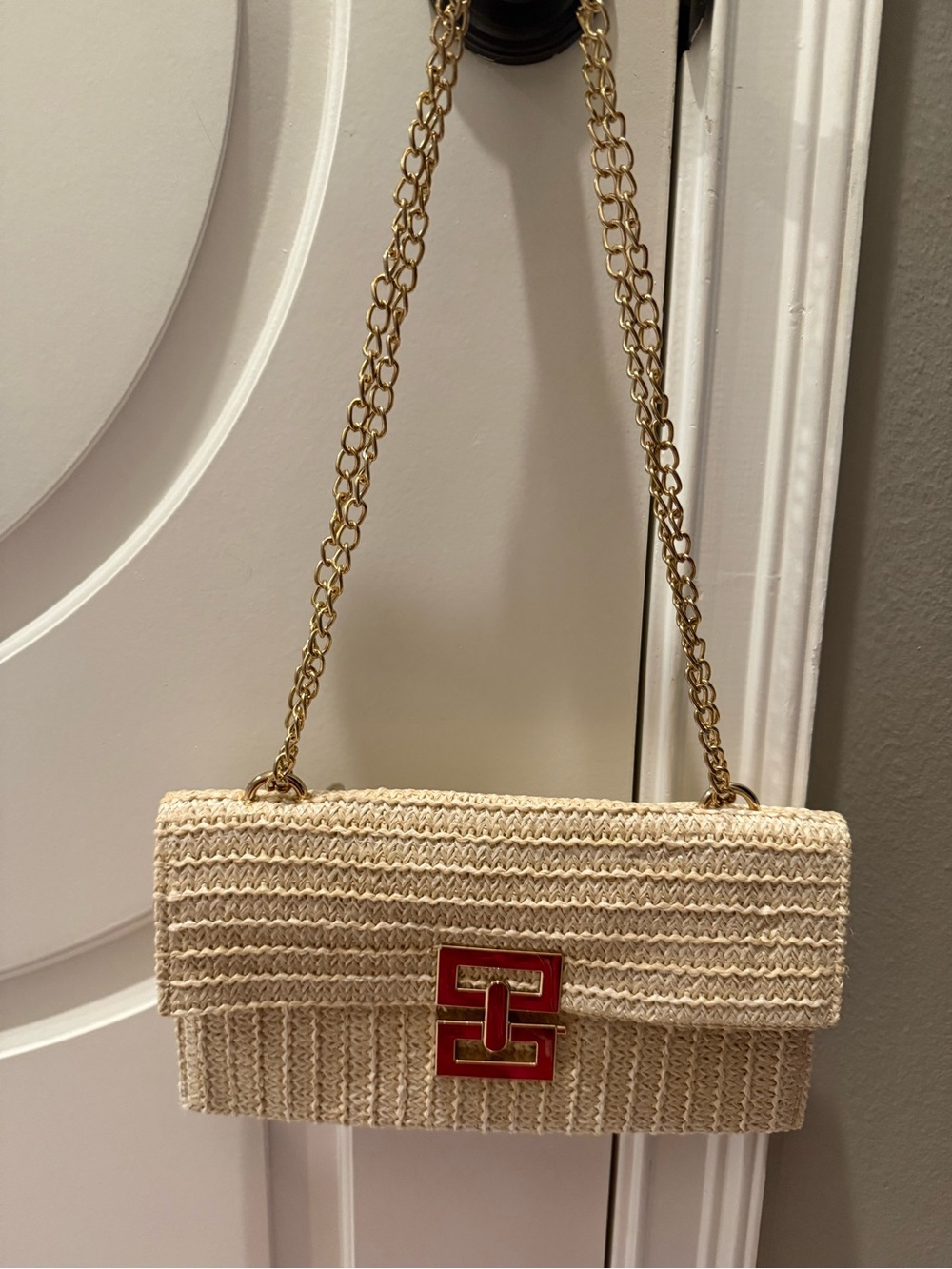 Cream Woven Shoulder Bag with Gold Chain and Red Accent